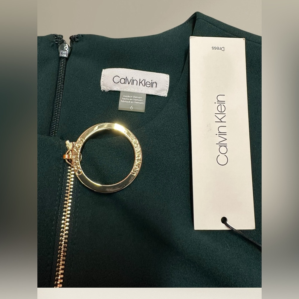 NWT Calvin Klein green dress size 6
Pit to pit: 16 1/2
Length: 40”